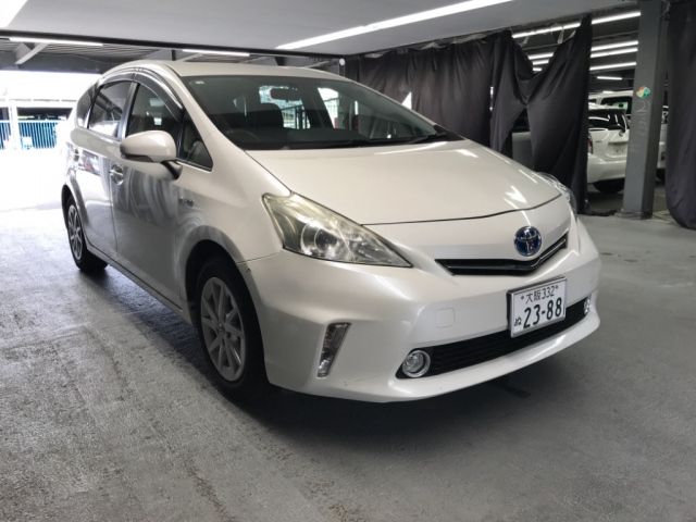 1075 Toyota Prius alpha ZVW41W 2012 г. (NISSAN Osaka)